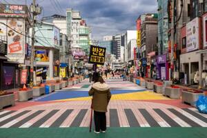 El cartel dice "sala de escape, mitad de precio" en una popular calle peatonal de Seúl: la ciudad se ha puesto como misión luchar contra la creciente soledad de sus habitantes.