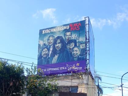 El cartel donde se ve a Cristina Kirchner, Axel Kicillof, Juan Grabois, Sergio Massa, Alberto Fernández y Máximo Kirchner