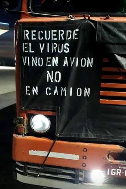 El mensaje sobre una funda en el frente de un camión