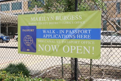 El cartel en la entrada de la oficina en Houston