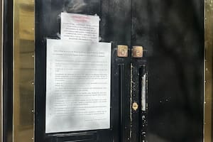 El cartel en la puerta del Consulado, en el barrio porteño de Recoleta.