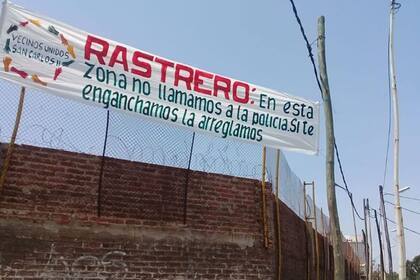 El cartel expuesto en el barrio San Carlos II