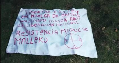 El cartel hallado en aeródromo atacado en el sur de Chile.