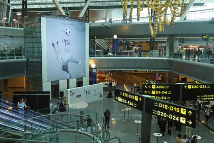 El cartel oficial de la Copa Mundial de la FIFA de Qatar se presenta en el Aeropuerto Internacional de Hamad, en Doha