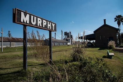 el-cartel-que-anuncia-la-llegada-a-murphy-tierra-AB3ZMCIPLFCYVKW4VTJFHCJCGY