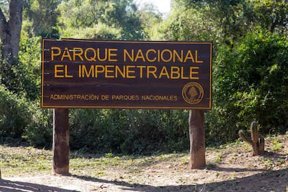 El cartel que anuncia la llegada al Parque Nacional El Impenetrable en Chaco.