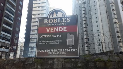 El cartel que anunciaba la venta del terreno