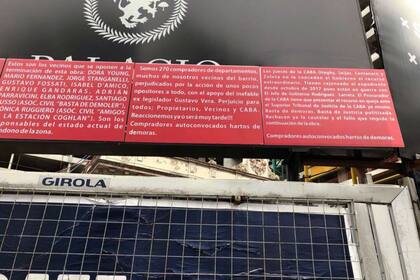 El cartel que apareció en la obra