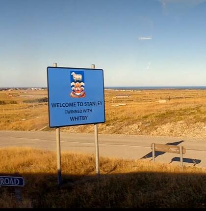 El cartel que da la bienvenida a la capital de las Malvinas