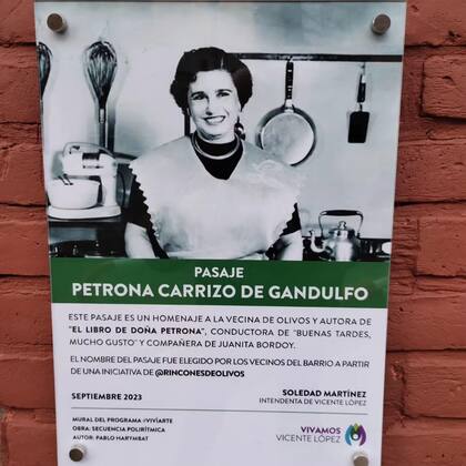 El cartel que da nombre al pasaje en homenaje a Doña Petrona