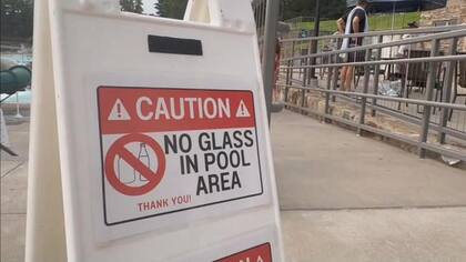 El cartel que debieron ubicar en la piscina de Needham para que no lleven vidrios (CBS Boston)