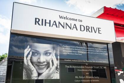 El cartel que indica el arribo al Rihanna Drive, cantante nacida en la isla.