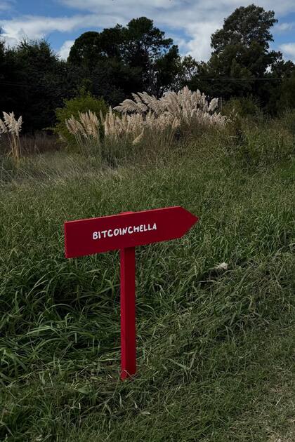 El cartel que llevaba a la fiesta.