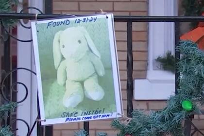 El cartel que McGruddy colocó afuera de su hogar en Filadelfia para dar con el paradero del dueño