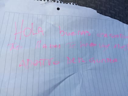 El cartel que se encontró la joven dentro de su auto.