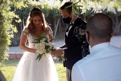 Los novios usaron barbijo hasta el momento del beso