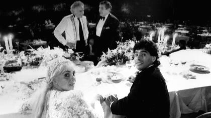 El casamiento de Claudia Villafañe y Diego Maradona fue el 7 de noviembre de 1989. Carlos Menem rechazó la invitación, Raúl Alfonsín dijo que faltó porque no estaba invitado