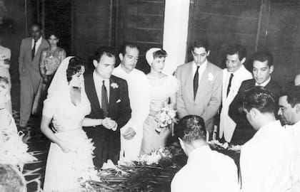 El casamiento de Elizabeth Taylor y el productor Mike Todd en el que Reynolds fue una de las damas de honor y su marido, Eddie Fisher, el padrino