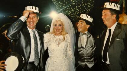 El casamiento de Maradona: aquí Diego y Claudia junto a Bilardo y Grondona