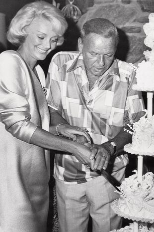 El casamiento del artista con Barbara, su cuarta mujer, tuvo lugar en Palm Springs, California, el 11 de julio de 1976, y como regalo de boda él la sorprendió con un Rolls-Royce por el que pagó cien mil dólares.
