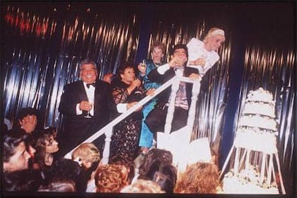 El casamiento, el 7 de noviembre de 1989. En lo más alto, Claudia y Diego. Abajo, doña Pochi y doña Tota, don Coco y don Diego