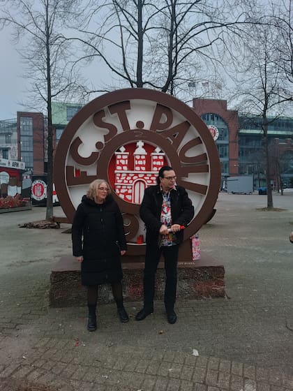 El casamiento entre Lara y Hans, antes del clásico en la cancha del FC St Pauli