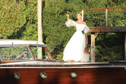 El casamiento fue cerca del agua y la naturaleza, fiel a su estilo