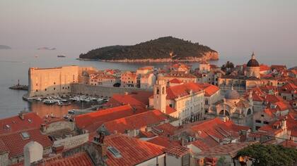 El casco antiguo de Dubrovnik y, enfrente, la isla y parque nacional de Lokrum.
