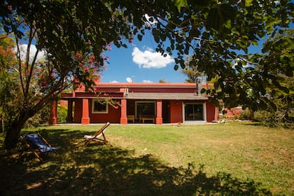 El casco de Arroyo de Luna reconvertido en un hospedaje rural.