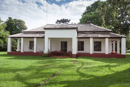 El casco de Estancia Virocay, rodeado de árboles añejos.