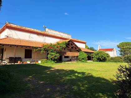 El casco de la estancia Hucal, antiguamente propiedad de la familia Cambaceres, hoy pertenece a la familia Bencich (los desarrolladores de edificios clásicos de Buenos Aires, que se destacan por sus cúpulas)