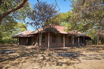 El casco de la estancia La Fidelidad, todavía abandonado y cerrado dentro del Parque Nacional El impenetrable
