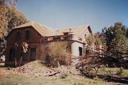 El casco de La Pampeana estaba abandonado cuando Javier y Betina decidieron recuperarlo.