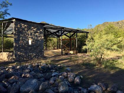 El casco de la vivienda principal está en proceso de construcción. Allí podrán vivir cuatro personas. Los voluntarios tendrán una vivienda aparte.