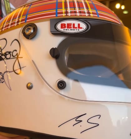 El casco firmado por Schumaher cuenta también con las firmas de 19 pilotos de Fórmula Uno (Foto: Instagram @SirJackiStewart)