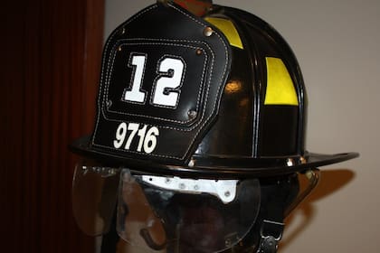 El casco simboliza el heroísmo del bombero argentino