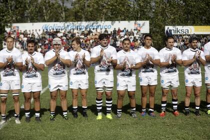 El CASI debutó en la URBA frente a San Luis y también le rindió homenaje con camisetas y un aplauso a Martín Aramburú