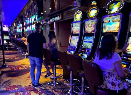El Casino Flotante, en la ciudad de Buenos Aires, volvió a abrir sus puertas a mediados de noviembre; en los slots instalaron acrílicos separadores, una de las medidas en plena pandemia del coronavirus