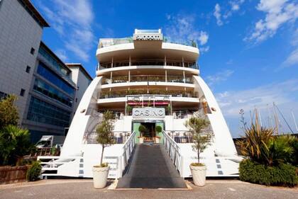 El casino, uno de los entretenimientos del yate. Crédito: www.sunborngibraltar.com