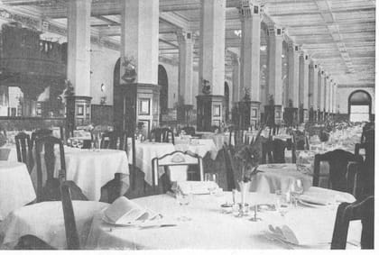 El casino y restaurante del hotel no sólo destacaban por su lujosa preparación sino también por las conversaciones de sus invitados.