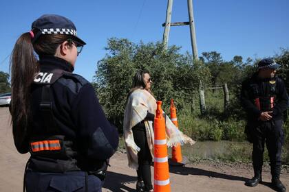 El caso Cecilia Strzyzoswki: un empleado de la familia Sena complicó a sus jefes y la Policía hace intensos allanamientos. Mónica Sánchez abogada de Melgarejo ingresando al campo donde se produce el allanamiento.