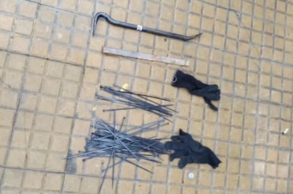 Los elementos que le fueron secuestrados a Saleh. Entre ellos, la barreta de hierro consignada como el arma homicida