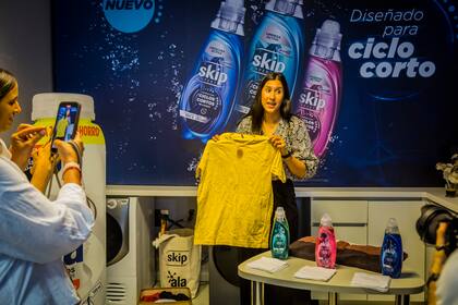 El caso de Skip: Unilever identificó que 8 de cada 10 argentinos utilizan ciclos cortos para lavar su ropa debido a la rapidez y comodidad que ofrecen. Ajustaron la fórmula para adaptarla mejor a los hogares argentinos, sin dejar de ser fieles a la esencia de la marca Skip y a su reconocido rendimiento. Para potenciar esta experiencia, Samsung se sumó como partner estratégico y comprobó su rendimiento en ciclos cortos de lavado