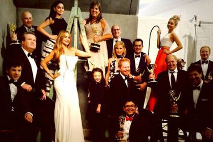 El cast de Modern Family y su Emmy, retratado por el Instagram de Sofia Vergara