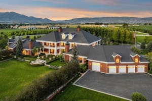 El increíble castillo de US$23.5 millones que tiene campo de fútbol, béisbol y tenis