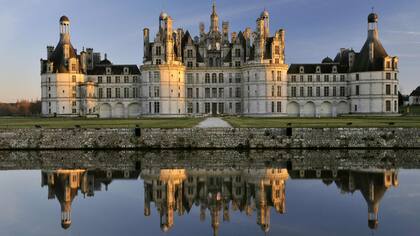 El castillo de Chambord reflejado sobre el agua.