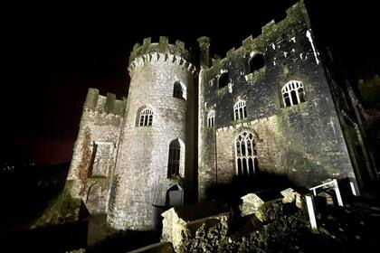 El Castillo de Gwrych fue construido entre 1819 y 1825 a pedido de Lloyd Hesketh Bamford-Hesketh, abuelo de Winifred Cochrane, Condesa de Dundonald