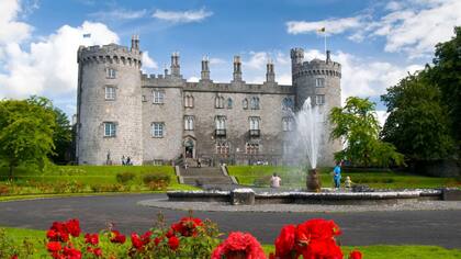 El castillo de Kilkenny, puro lujo irlandés, rodeado de bellos jardines y lago artificial.