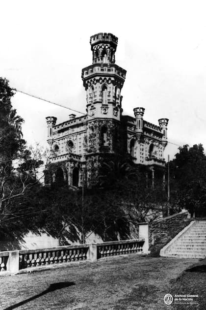 El castillo de los leones fue construido con impronta medieval y tenía una imponente torre octogonal de cuatro pisos