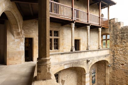 El castillo de Lourmarin data del siglo XIV, pero además tiene un sector renacentista.